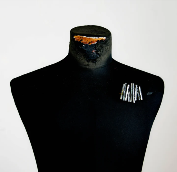 Broche de Line Vautrin en résine talosel