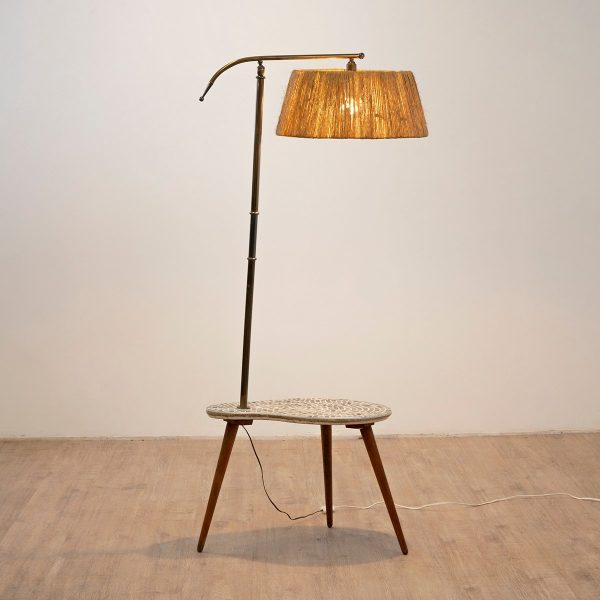 Lampadaire en laiton à tablette des années 60.