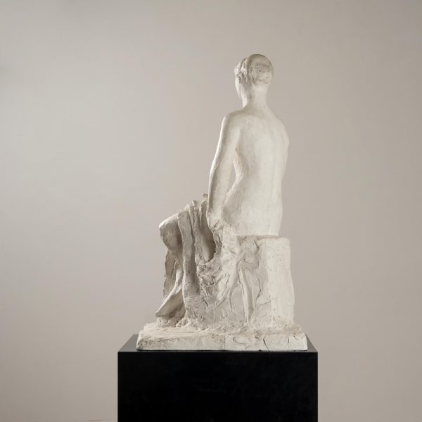 Gertrude Bret, sculpture de femme assise, plâtre, France, circa 1935.