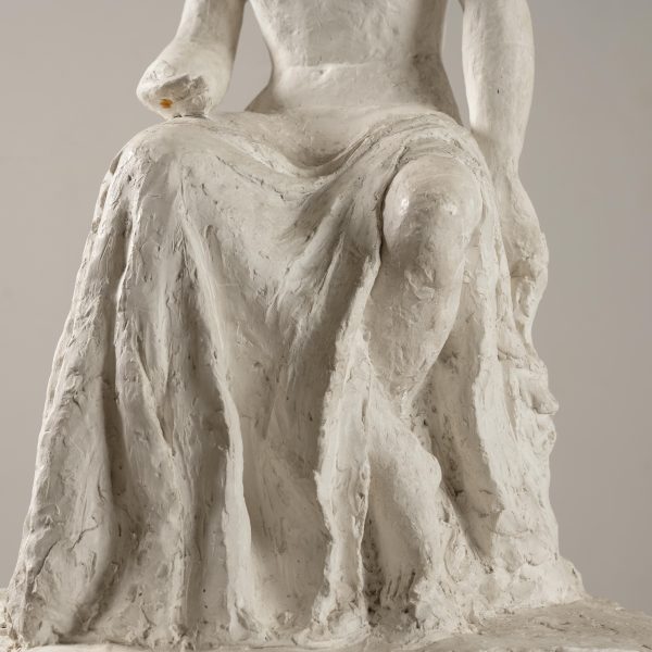 Gertrude Bret, sculpture de femme assise, plâtre, France, circa 1935.