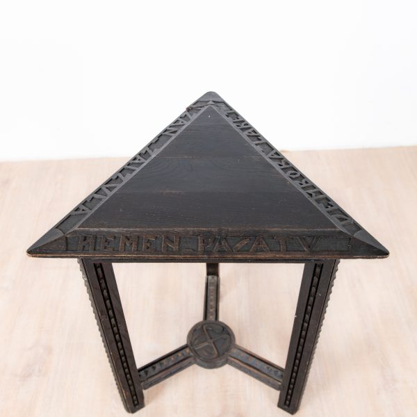 Benjamin Gomez Guéridon en bois teinté et sculpté – vers 1920–1930
