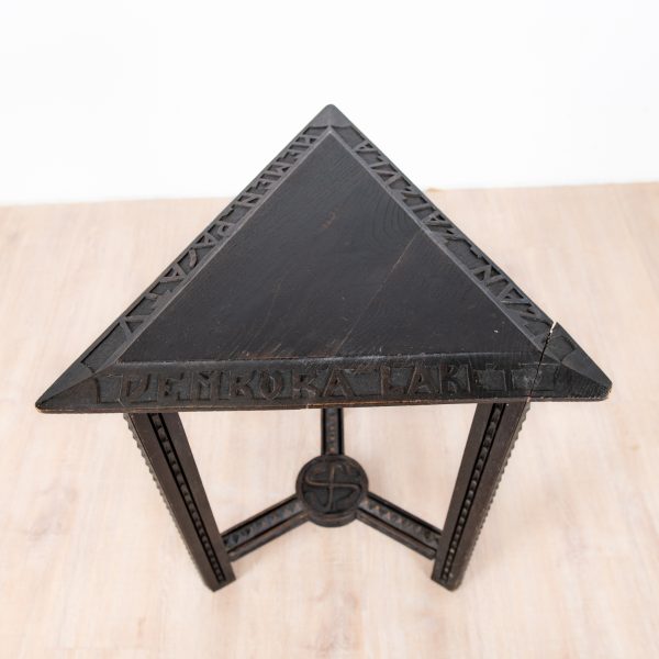 Benjamin Gomez Guéridon en bois teinté et sculpté – vers 1920–1930