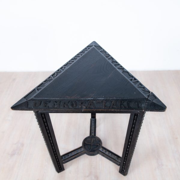 Benjamin Gomez Guéridon en bois teinté et sculpté – vers 1920–1930