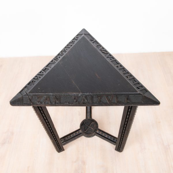 Benjamin Gomez Guéridon en bois teinté et sculpté – vers 1920–1930